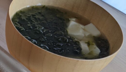 味噌をお湯で溶いて作る味噌汁（鍋はいらない！）