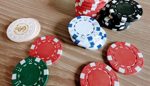 カジノチップをおもちゃにしています